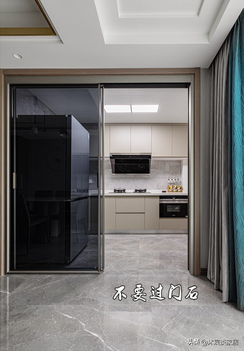 高级大气|若再装修，我就选现代轻奢风，灰色瓷砖通铺在室内，真是高级大气