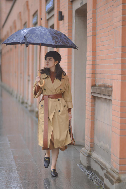 又被三木的早春穿搭圈粉了，“风衣＋裙子”优雅又洋气，值得参考
