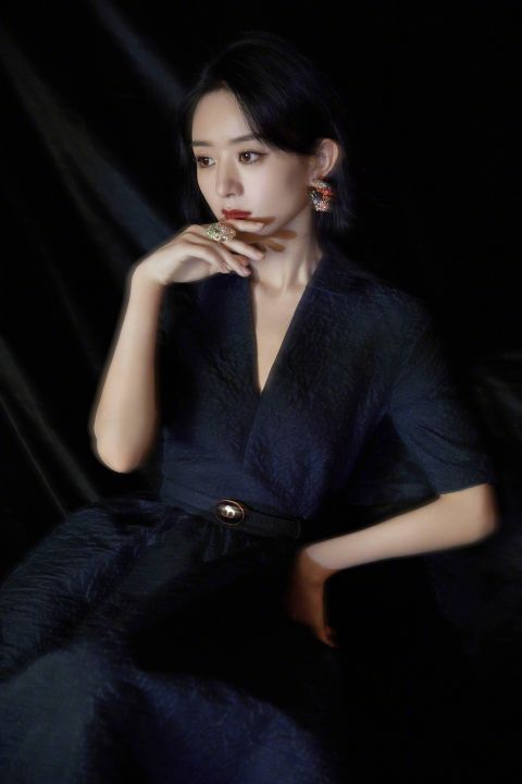 赵丽颖《中餐厅》路透,墨绿色波点上衣配A字裙,真的好瘦