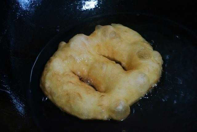 这样炸出的油饼,蓬松酥脆,比买的好吃