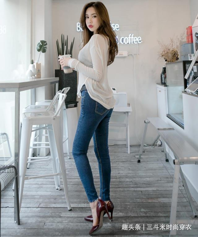 气质女神穿牛仔裤,优雅柔美魅力迷人,时尚的穿搭让人羡慕!