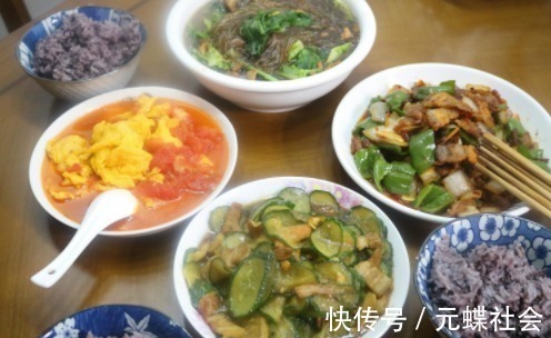 一家三口的午餐，4个菜，一碗米饭，满满的都是幸福幸福的味道！