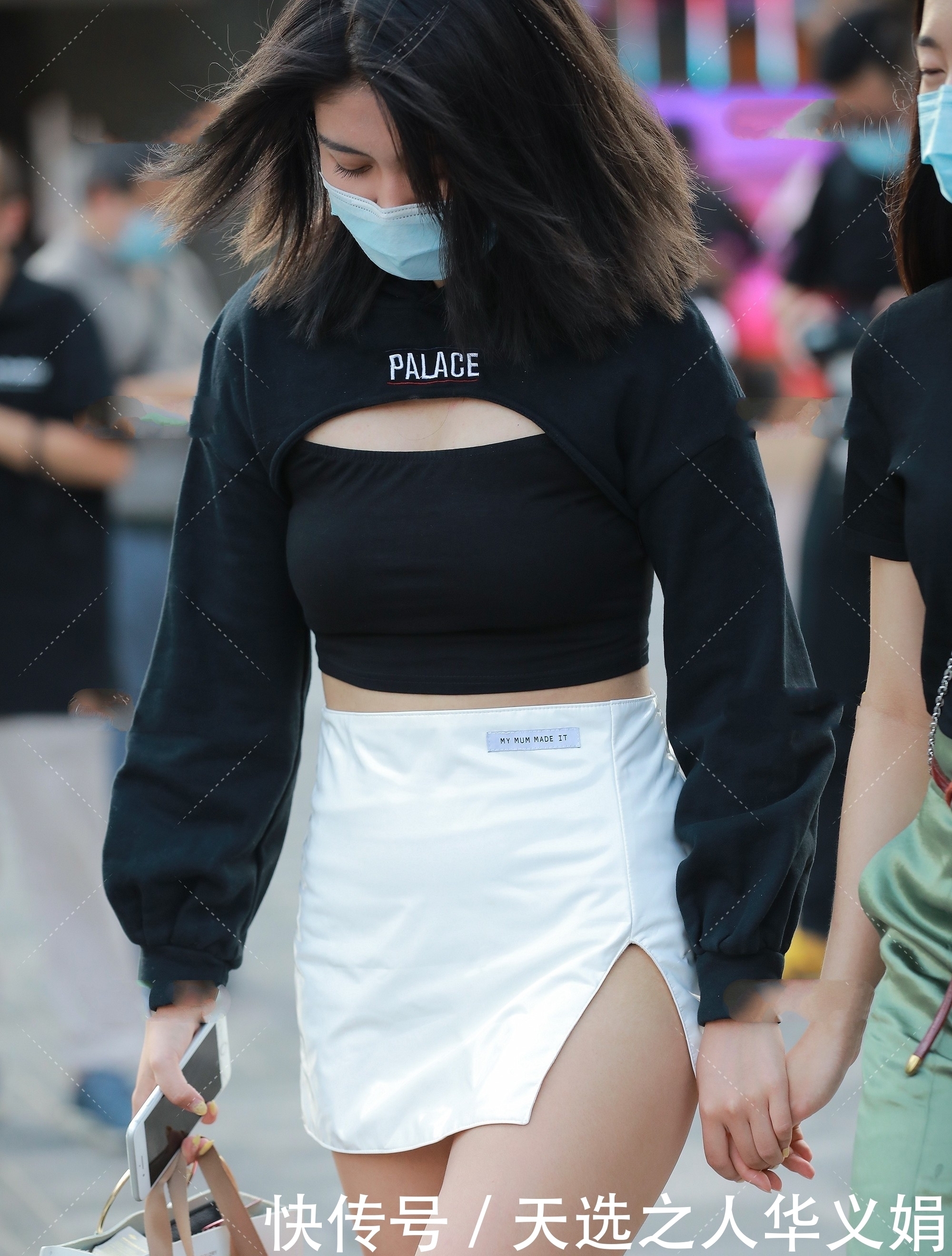 衣服|黑色连帽卫衣搭配白色短裙,黑白搭经典不败,简约又时尚