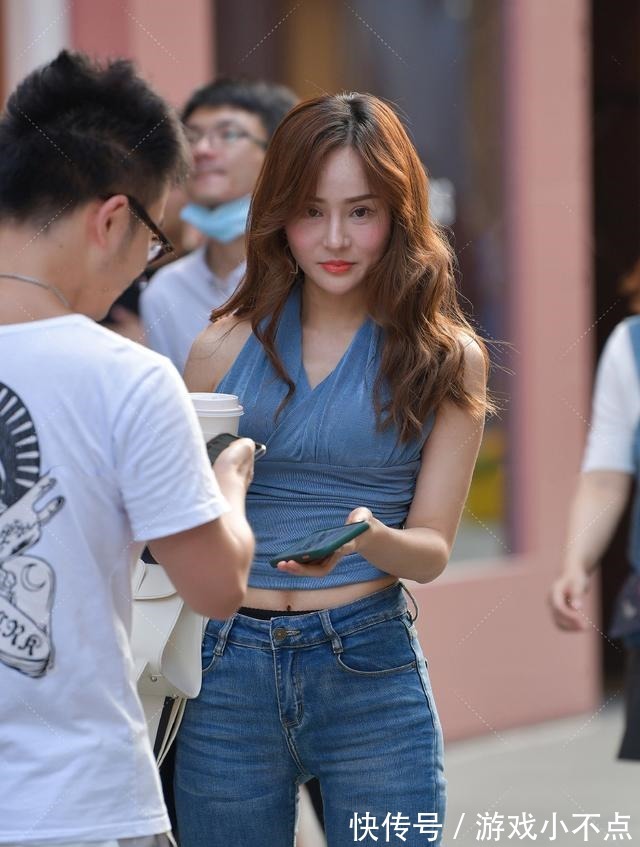 背影 有个性的女生就是会穿,挂脖衫配牛仔裤,清新简约又显美的背影!
