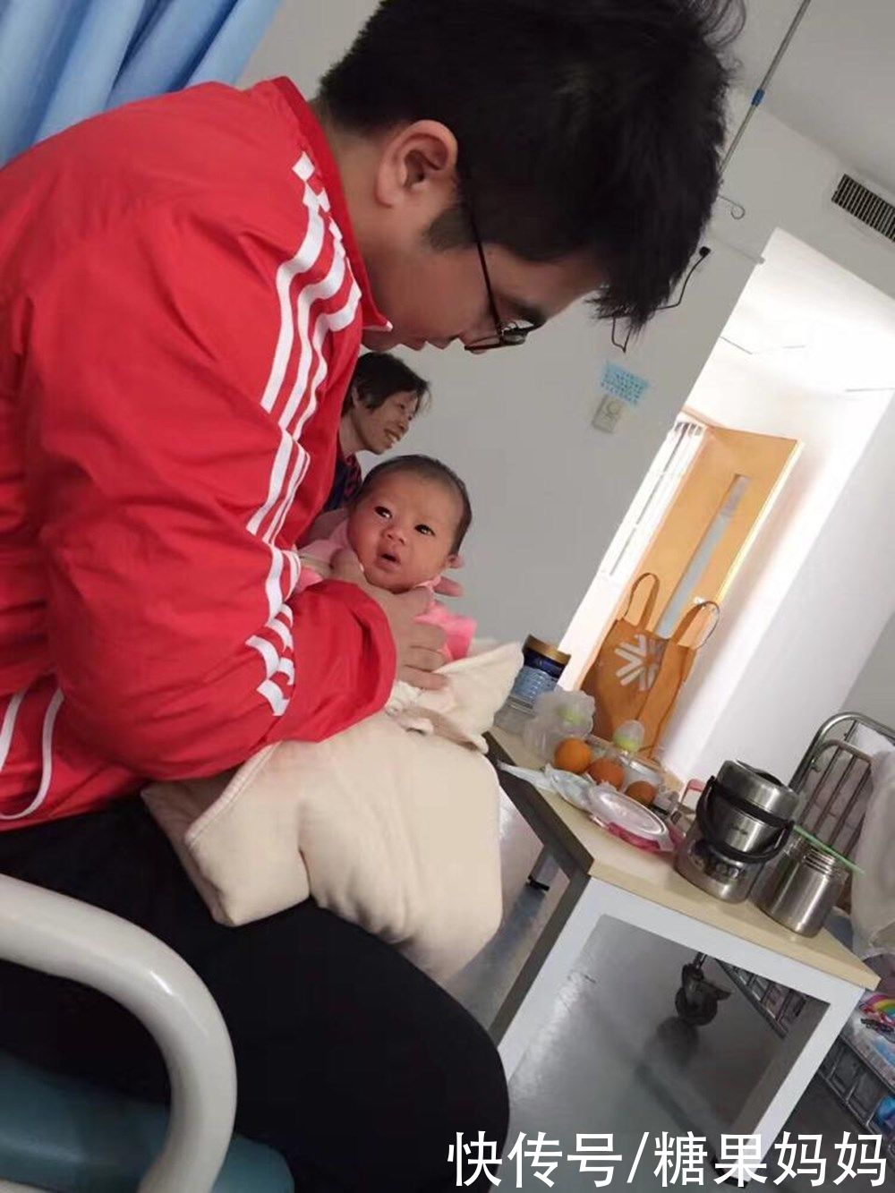 家庭亲子陪伴白皮书|奶爸哄娃错把狗子搂在怀，父爱如“山体滑坡”，孩子是“意外”？