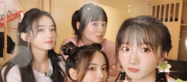 活在别人微博里的赵丽颖,与杨超越同框比美,气质差距很明显