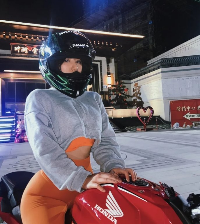 手臂|女人练出粗手臂，搭配细腰宽臀，是什么样子？