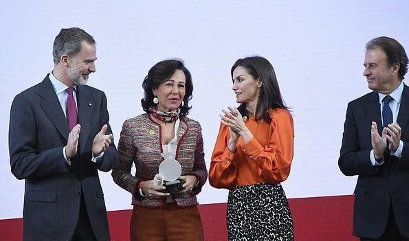 莱蒂齐亚王后|西班牙王后又穿Zara橘色灯笼袖上衣配豹纹裙真美,又要抢断货