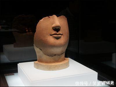 佛像只剩半边脸,光洁如玉微笑如常,出土后即被定为国宝