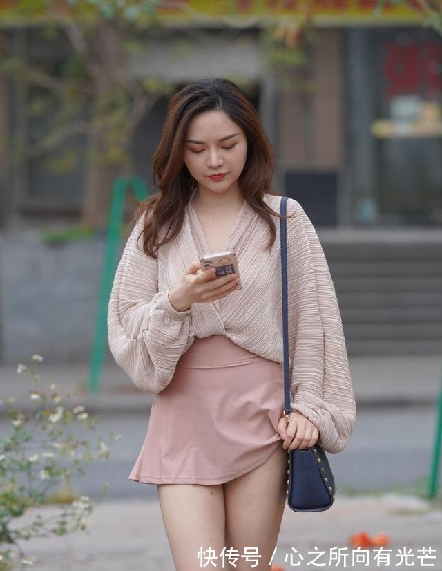 时尚 简单时尚的夏日穿搭,交叉V领短衫搭配半身裙,优雅自然显气质!