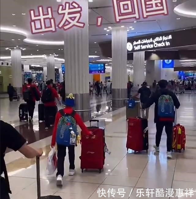 中国游泳队|全红婵平安回国!拎着大包小包给家人买礼物,仅拿铜牌也有大收获