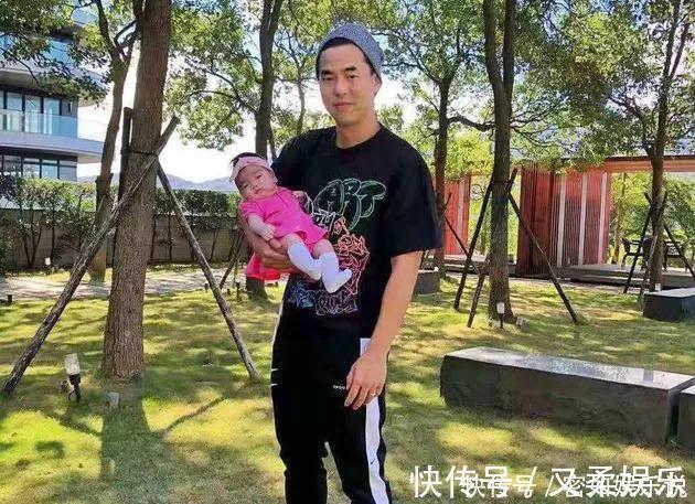 头部|何猷君抱娃伤到韧带,网友:这种爸爸不合格