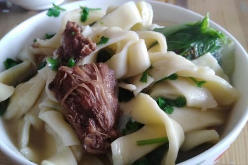 好吃|手擀面好吃有诀窍,多放2样食材,爽滑又劲道,久煮也不容易断