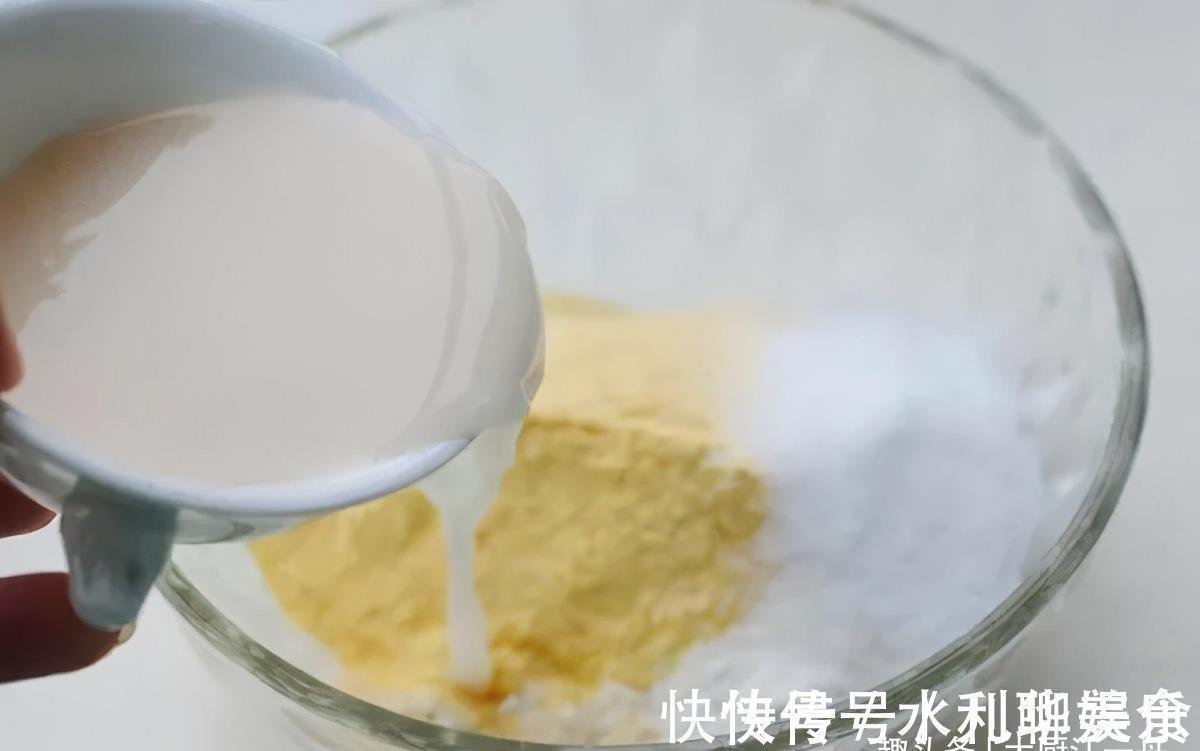 把玉米面倒进牛奶里,瞬间变美食,我家一周吃5次都嫌少,真香