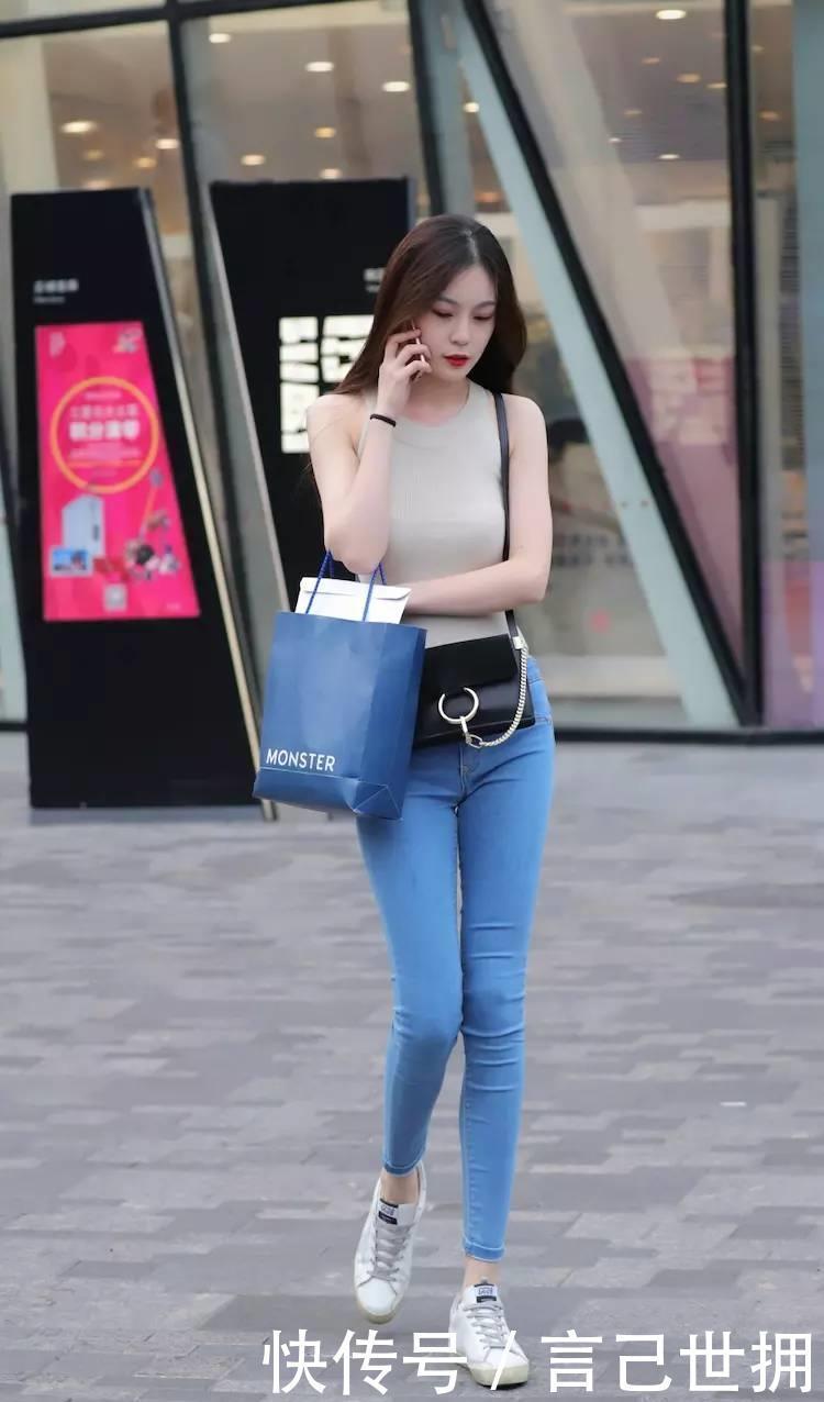 时尚|街拍肉色紧身小背心,搭配蓝色紧身牛仔裤子,回头率好啊