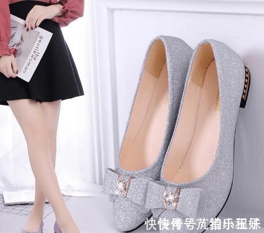 帆布鞋 中国又出一女鞋叫妈妈鞋,时髦不累脚,走路轻巧显年轻