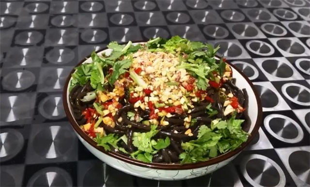 饭店的酸辣蕨根粉为什么做的那么好吃？其实做法很简单