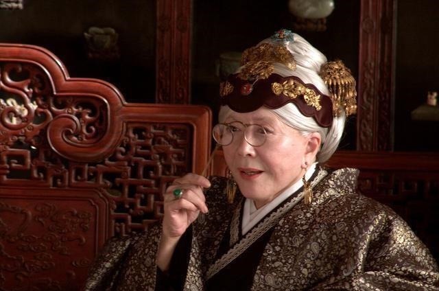 鸳鸯$贾母为何拿20两银子给薛宝钗过生日?你看她平时给林黛玉多少钱