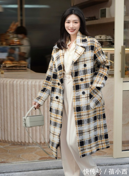 小白裤 “大衣+小白裤”=2022最火搭配,高级时髦有气质,关键是不烂大街
