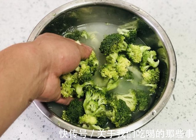 西蓝花炒虾仁|炒西蓝花最忌焯水,饭店老师傅教你一招,出锅鲜嫩翠绿,营养还入味