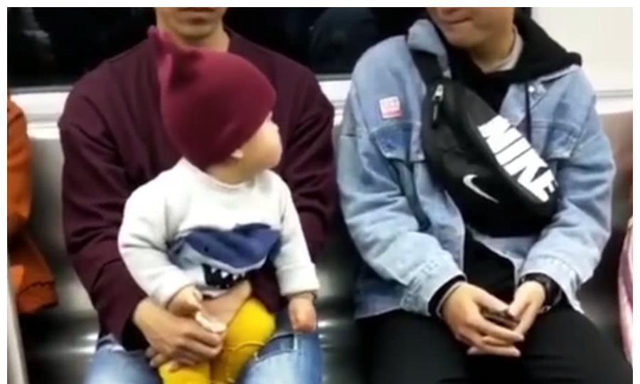 小哥哥|宝宝坐地铁时一直与邻座的小哥哥互动，接下来的画面，爸爸不淡定
