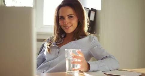 起床|便秘让人很痛苦,早晨起床简单几个动作,可以有效改善便秘