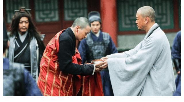 導(dǎo)演|導(dǎo)演跑了，演員自己執(zhí)導(dǎo)，沒(méi)有衛(wèi)視買(mǎi)只好停播，如今卻在央視播出