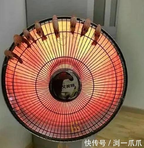 |搞笑GIF:本来是想喝水了,结果用力过大,我想他此刻已经崩溃了!