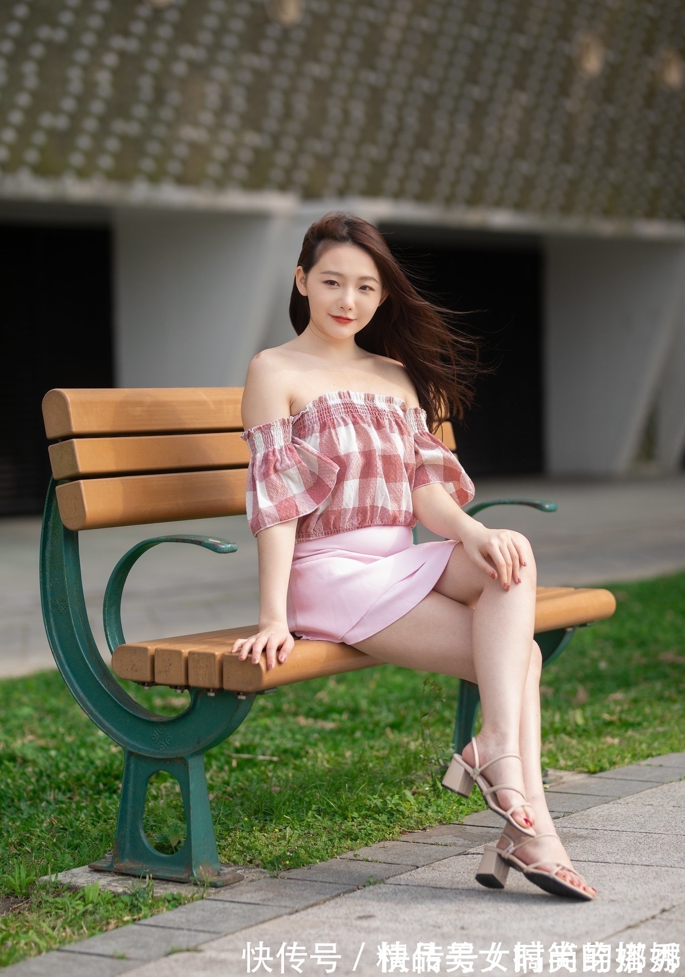 短裙|粉白格子的上衣搭配粉色的双层短裙,很显青春的甜美气息