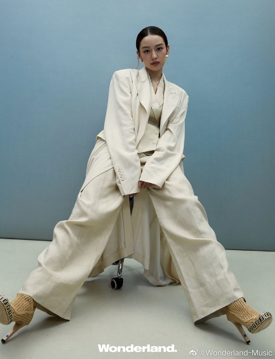 西服套装|吉娜穿黑色西服套装 五官精致气质绝佳