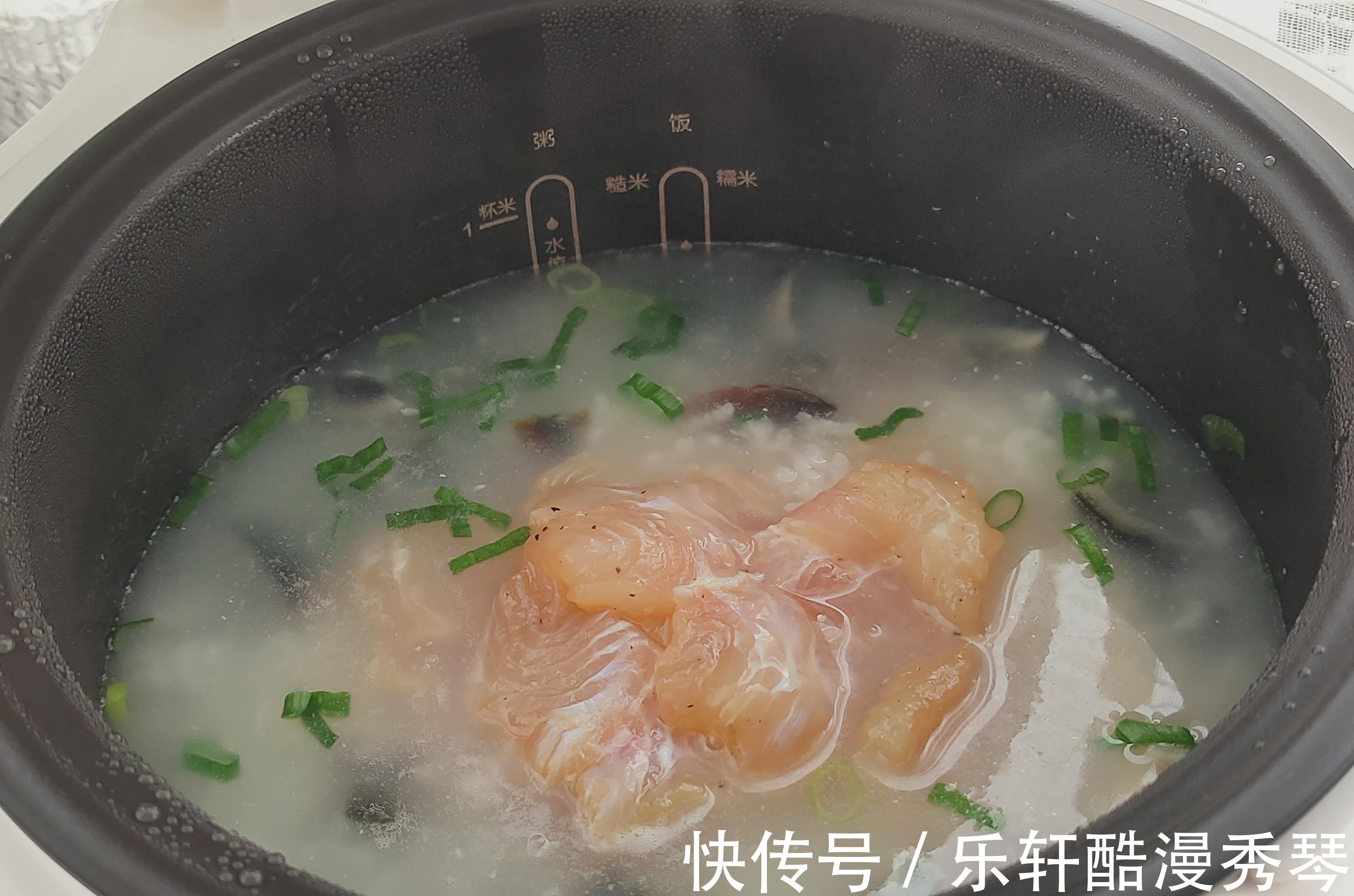 将皮蛋和鱼肉一起熬粥,营养鲜美,好消化好吸收,肠胃无负担