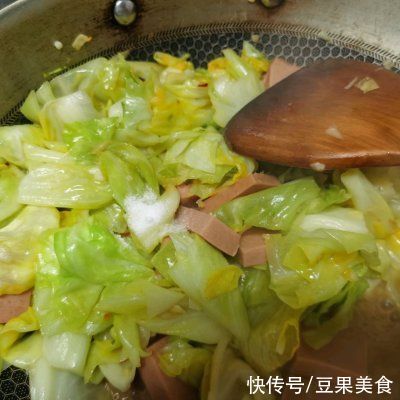 告诉你3个诀窍,在家也能做出奶香卷心菜炒午餐肉