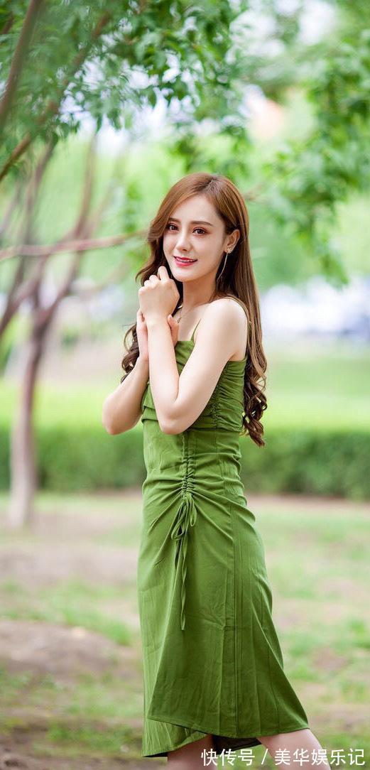 一字带|白色雪纺上衣,搭配同色阔腿裤,全白色酷飒干练