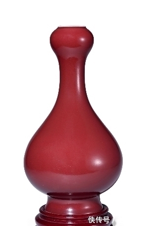汝釉&临摹自上古铜器的蒜头瓶为乾隆最爱,御窑厂多有仿制作宫廷陈设