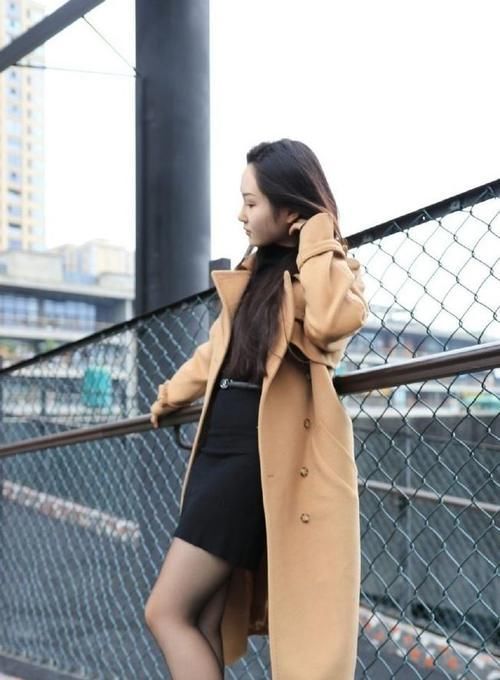 风衣 黑丝袜搭配卡其色大衣,好身材诺隐诺现,时尚百搭!