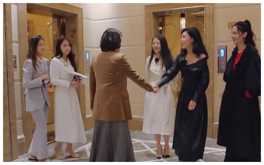 商人|參加茶話會，董明珠和張萌的到場時間，體現(xiàn)出了商人和藝人的差距