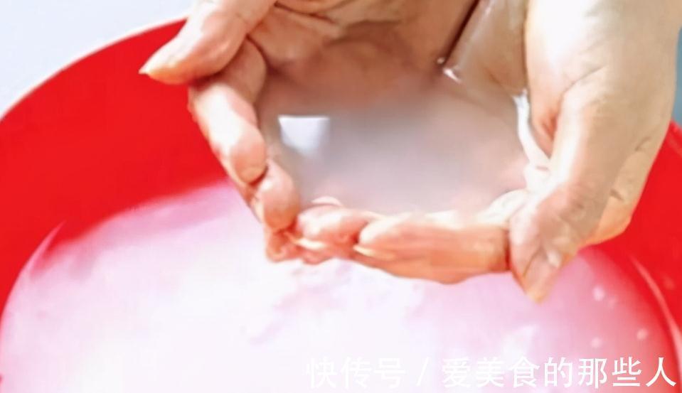 君子兰容易饿，盆里用3种肥，根系壮，片油绿，开花旺