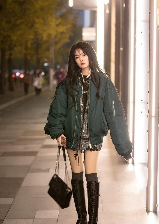 美腿|美女深绿色大衣，搭配黑色长靴，尽显纤细美腿