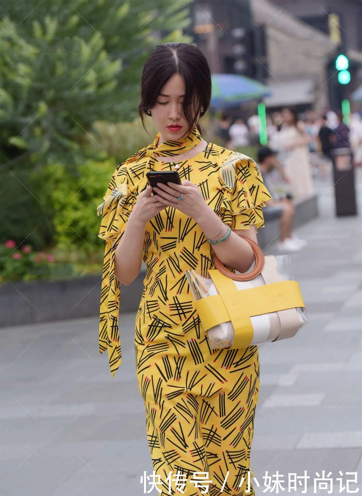 街拍:黄长裙个性又时髦,包包设计独特的潮流,独特的穿搭不爱吗?