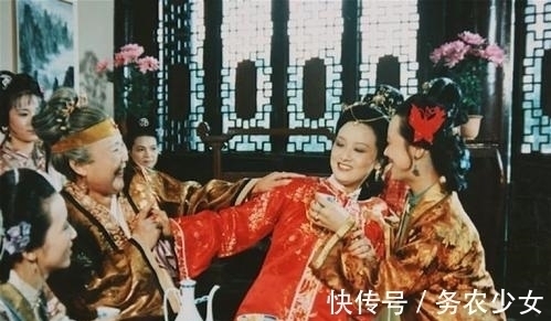 元春$薛寶釵叫鳳丫頭,本想一舉多得,沒想到尷尬了,看鳳姐和賈母反應