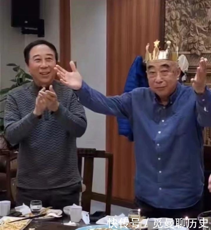 笑星冯巩回乡祭祖,两姐姐并肩同行,姐弟三人相貌神似