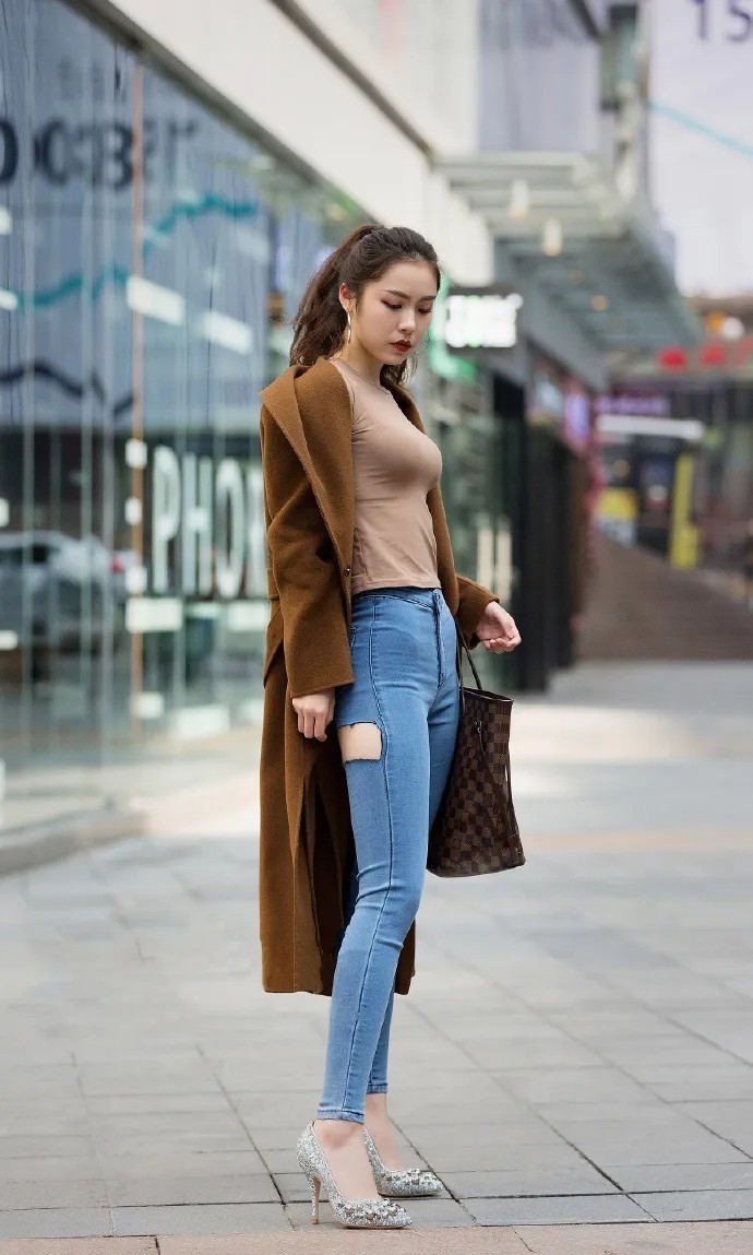 烟管裤 落落大方又时髦的搭配，优雅抢眼女人味十足，展现出无穷的魅力