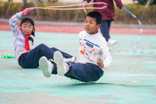 看呆了！村小学生花式跳绳 跳出300多种花样