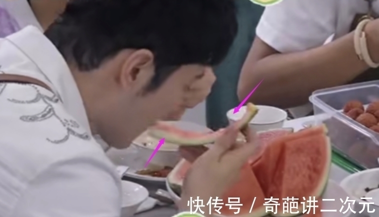 西瓜|《中餐厅》黄晓明吃西瓜啃瓜皮，谁注意到丁真的表情了？太真实了