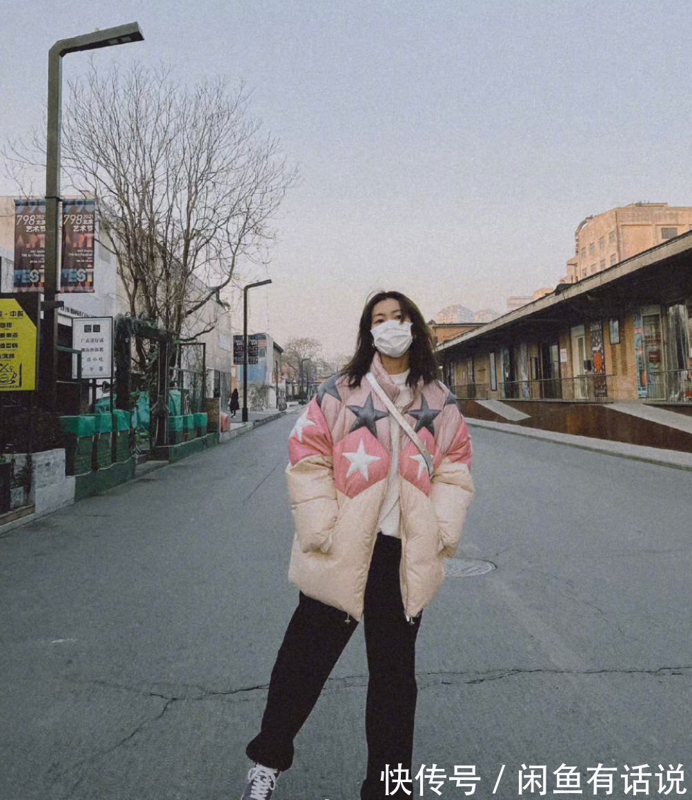 斜挎包|刘雯买菜也不低调,穿近3万羽绒服背1万8包,看着臃肿却不显胖