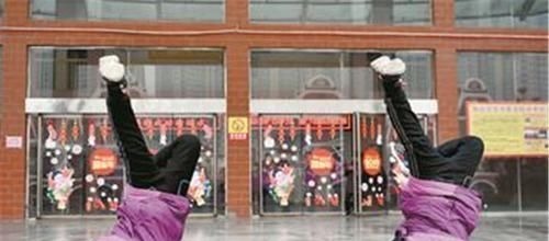 大孩子|“最豪放小姨”溜娃火了一手拎娃简单粗暴,宝宝生无可恋克星