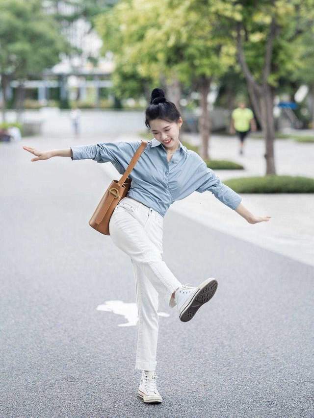 低估|不要低估155cm的女生,泡泡袖上衣配高腰裤,用日常穿搭偷偷长高