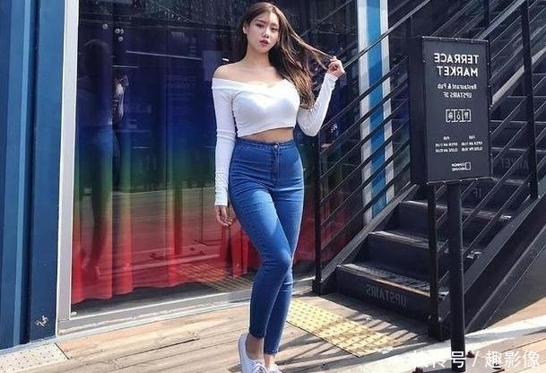 飘逸潇洒的紧身牛仔裤小姐姐,展现身材的苗条感,彰显自然美!