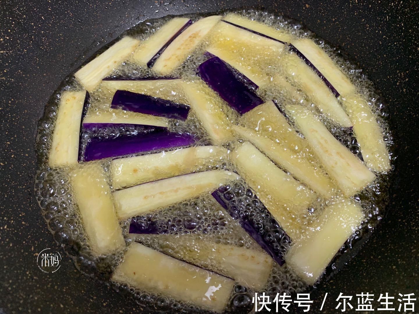 这两样素菜一起炒,实在太鲜香了,难怪女儿爱吃,比吃肉都香