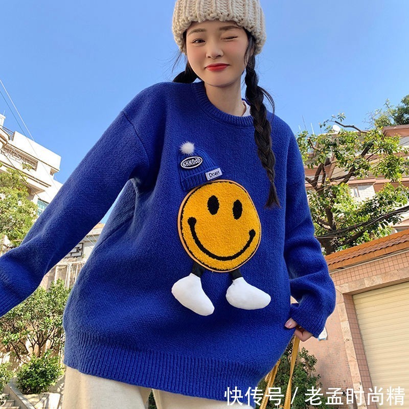 休闲 冬季日常穿搭,笑脸毛衣遇上流行色“克莱恩蓝”,更加可爱动人
